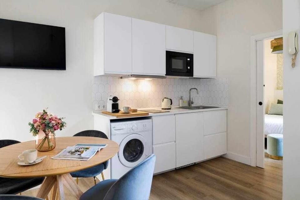 Kitchen or kitchenette, microwave, washing machine