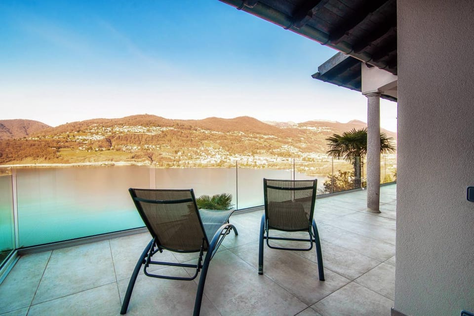 Balcony/Terrace, Lake view, Mountain view, sunbed