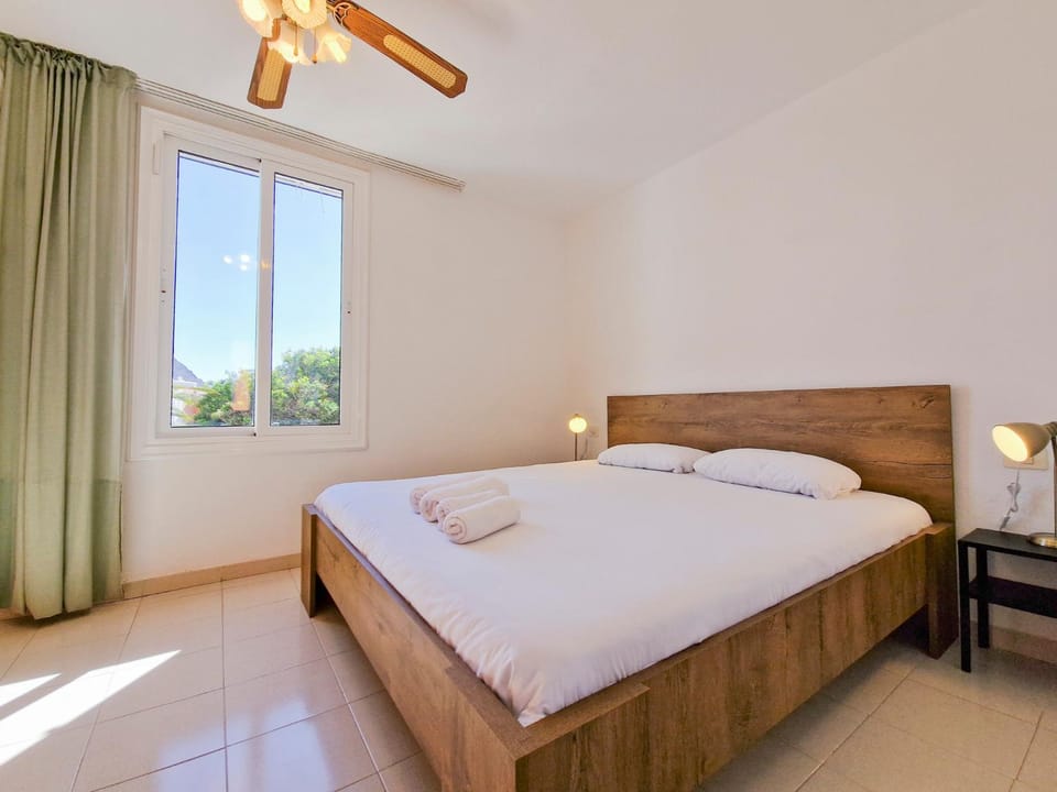 Bed, Photo of the whole room, Bedroom, fireplace
