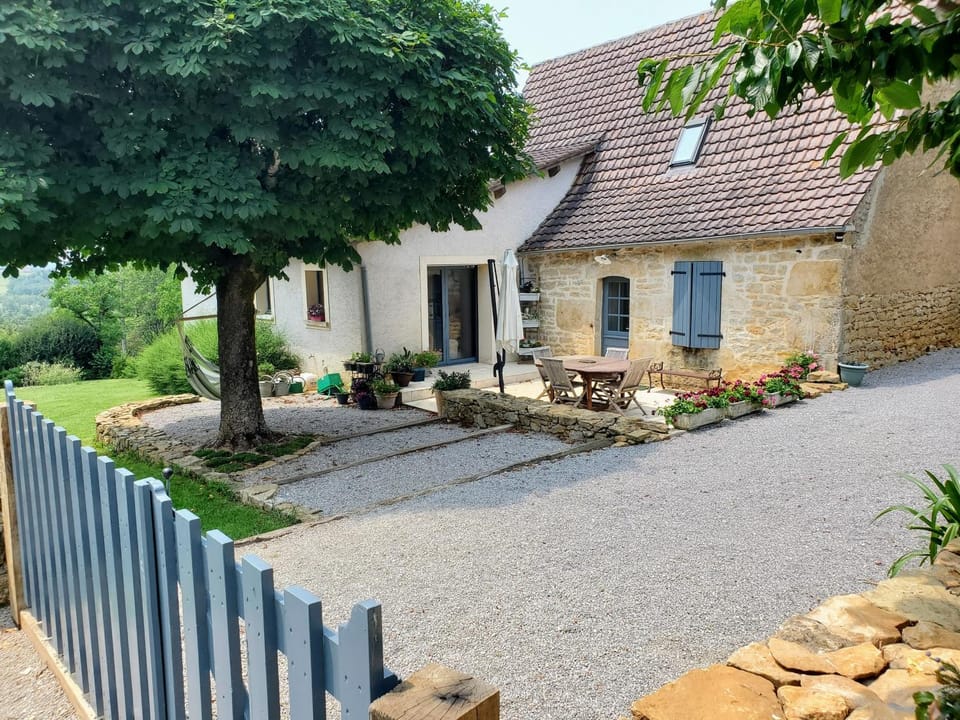 Property building, Patio, Garden, Balcony/Terrace