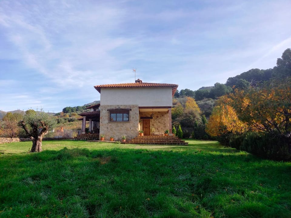 Property building, Natural landscape, Garden, Garden view, Mountain view