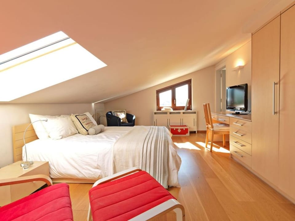 Photo of the whole room, Bedroom