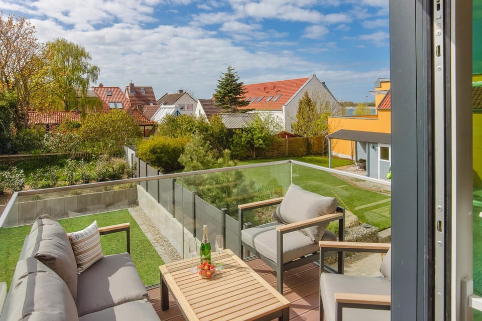 Day, View (from property/room), Balcony/Terrace, Seating area, Garden view, Lake view