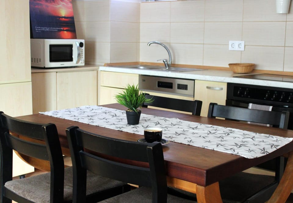 Kitchen or kitchenette, Dining area, minibar, pet friendly, stove