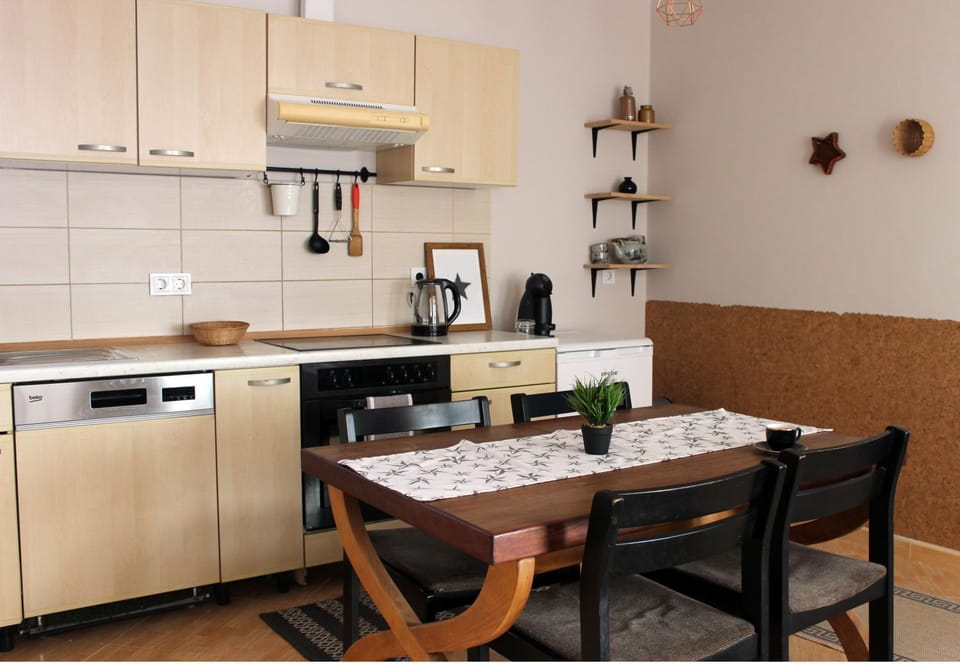 Kitchen or kitchenette, Dining area, dishwasher, pet friendly, stove
