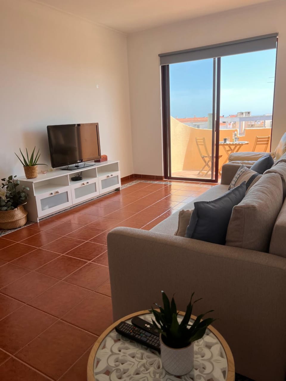 Communal lounge/ TV room, Bed, TV and multimedia, View (from property/room), locker