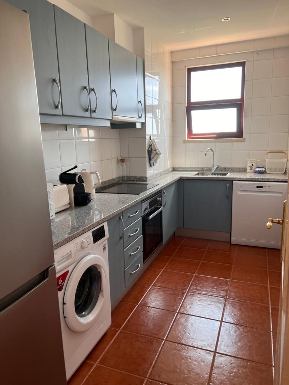 Coffee/tea facilities, dishwasher, minibar, pet friendly, stove, toaster, washing machine, kitchen