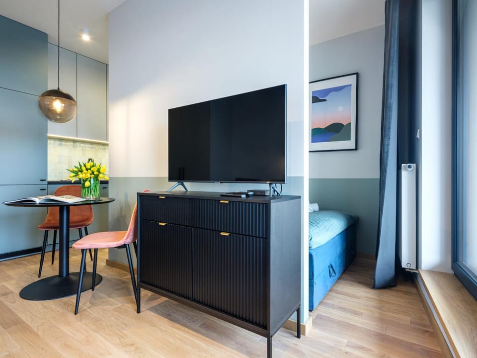 Communal lounge/ TV room, TV and multimedia, Kitchen or kitchenette, Living room, Decorative detail, Seating area, Dining area