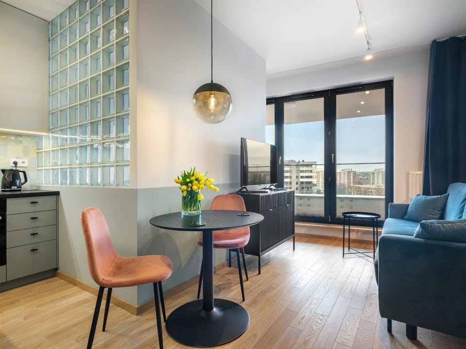 Kitchen or kitchenette, Living room, Seating area, Dining area