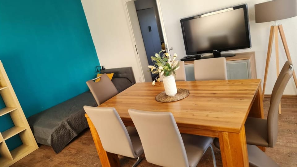 Communal lounge/ TV room, TV and multimedia, Living room, Seating area, Dining area, Evening entertainment