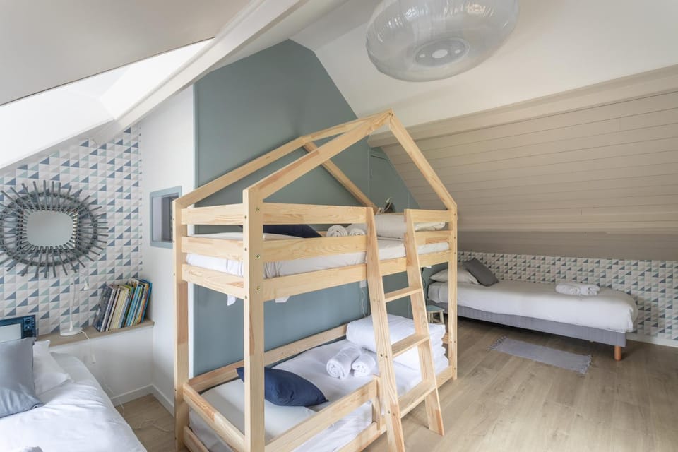 Bedroom, bunk bed
