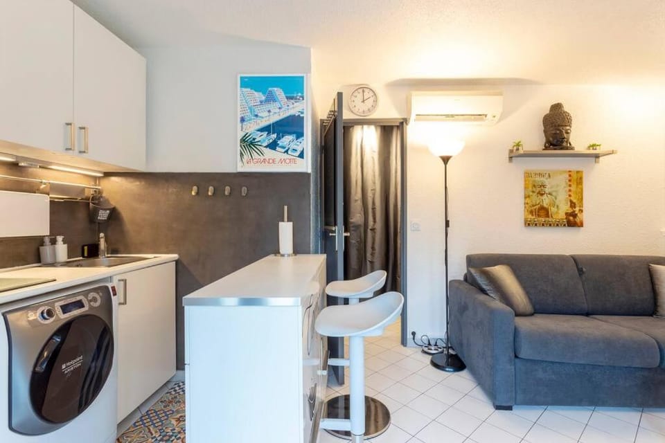 Chez Claude & Isabelle - Joli studio cabine climatisé avec parking et piscine Cabin in La Grande-Motte