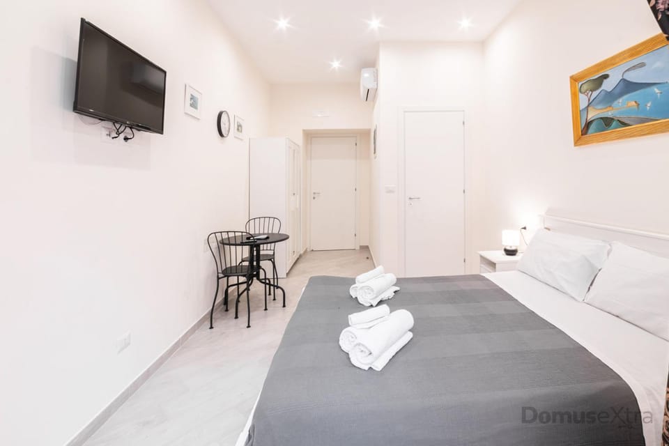 Bed, TV and multimedia, Photo of the whole room, Bedroom, towels