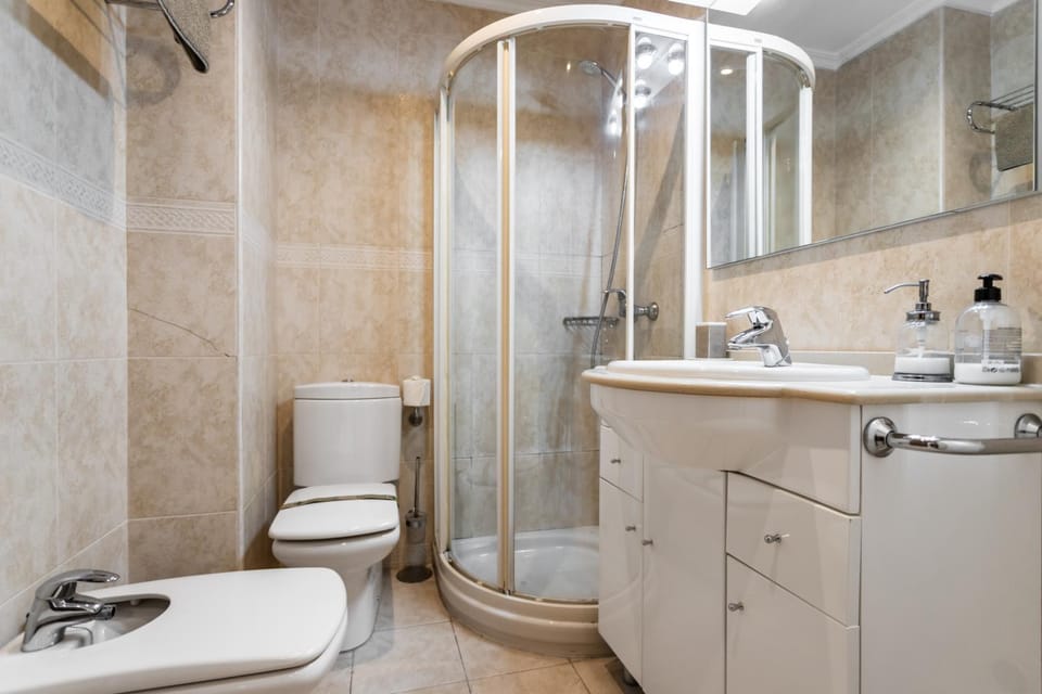 Shower, Toilet, Bathroom, bidet, towels