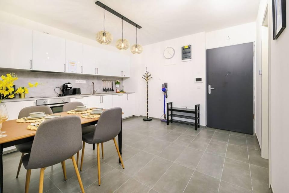 Kitchen or kitchenette, Dining area, minibar, pet friendly