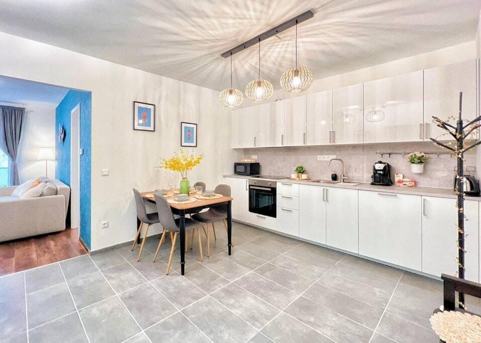 Kitchen or kitchenette, Dining area, minibar, pet friendly