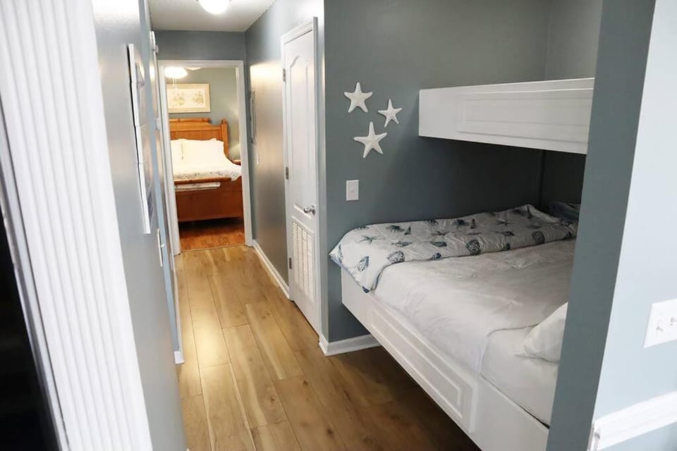 Lazy Palm 4 Pools Short Walk To Beach! Sleeps 5! Apartment in Panama City Beach