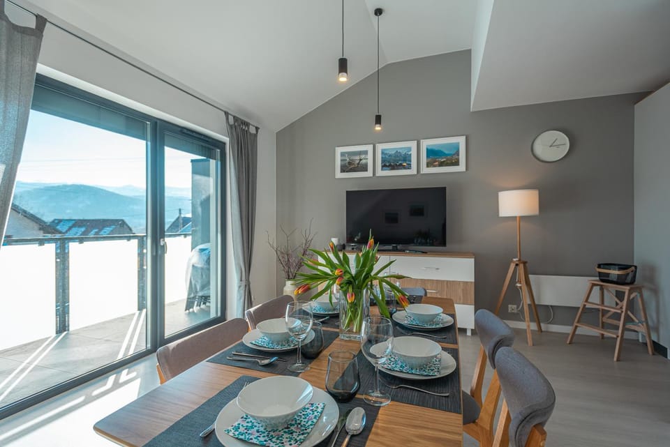 TV and multimedia, Living room, Dining area, Mountain view, air conditioner