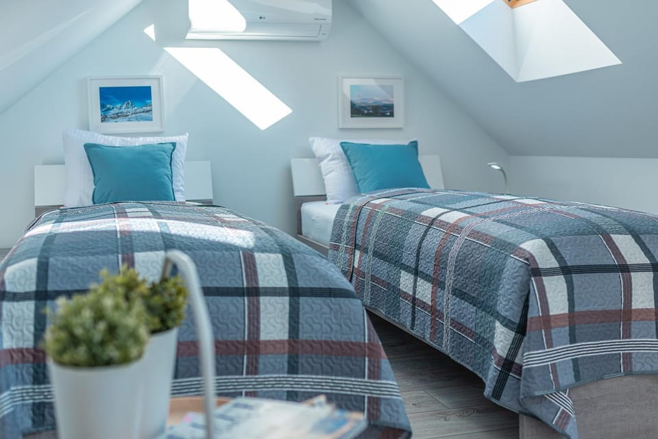 Bed, Bedroom, air conditioner