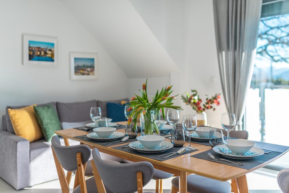 Living room, Food and drinks, Seating area, Dining area, Food