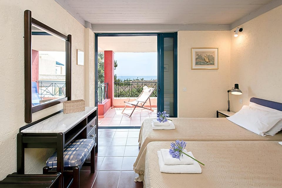 Bed, Natural landscape, View (from property/room), Balcony/Terrace, Photo of the whole room, Bedroom, Sea view