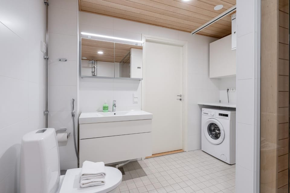 Shower, Toilet, Bathroom, towels, washing machine