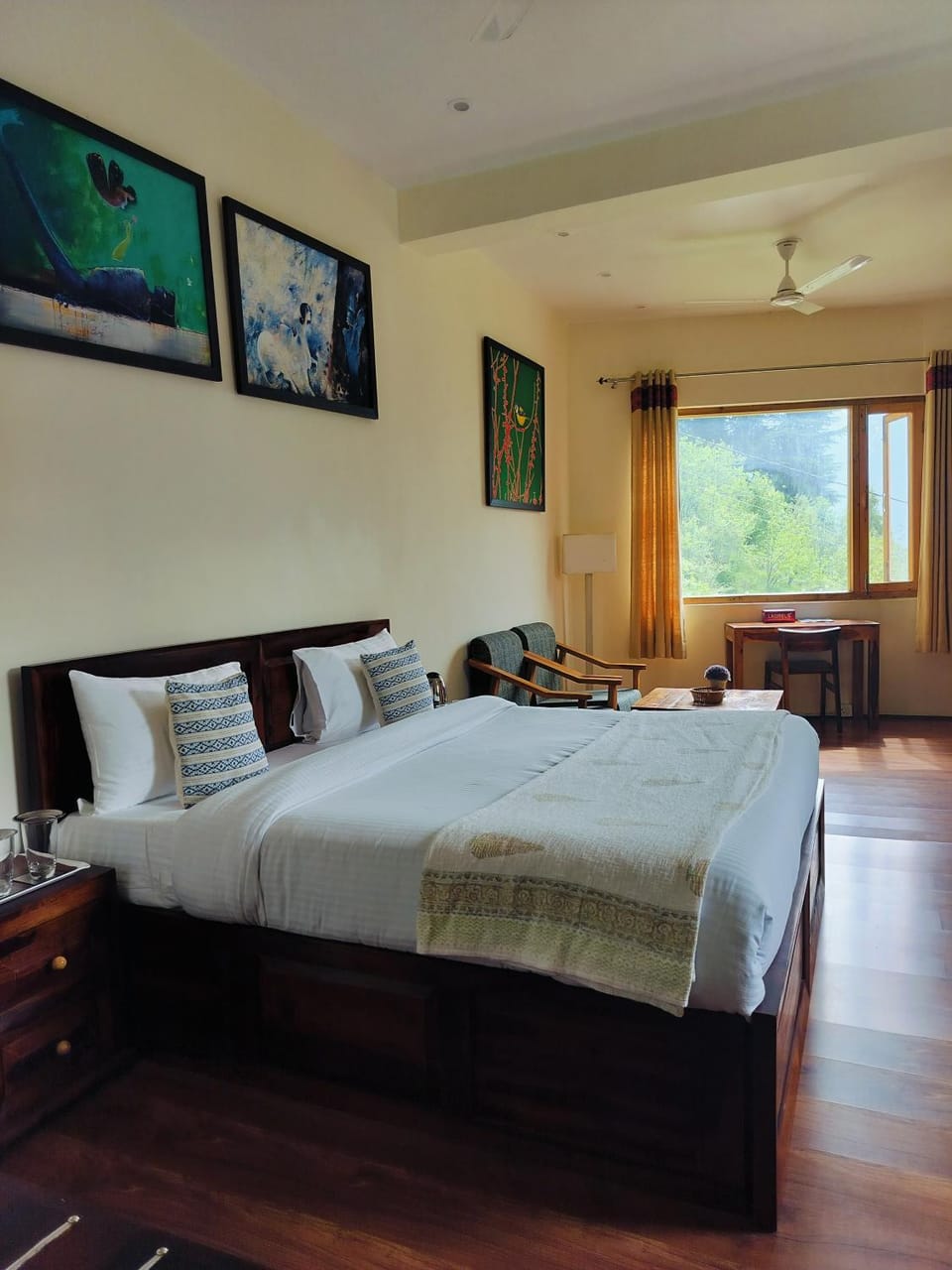 Photo of the whole room, Seating area, Bedroom