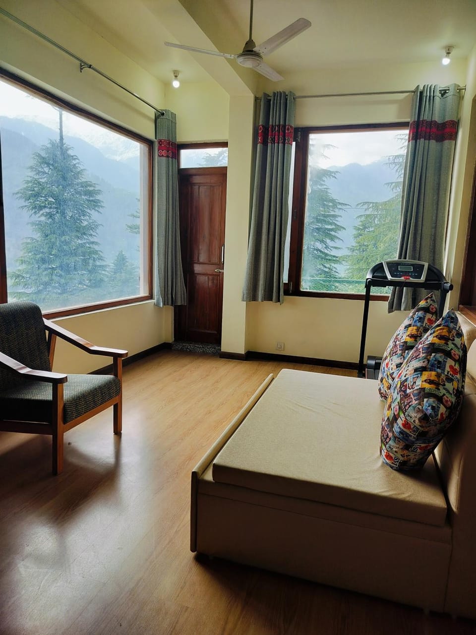 Natural landscape, Living room, Fitness centre/facilities, Seating area, Mountain view