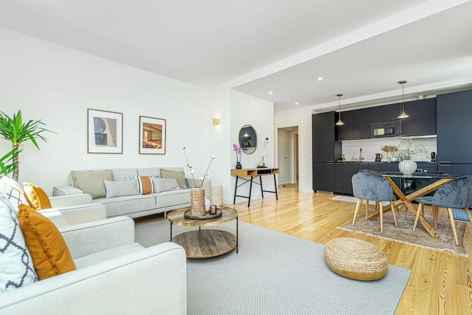 Kitchen or kitchenette, Living room, Seating area, Dining area
