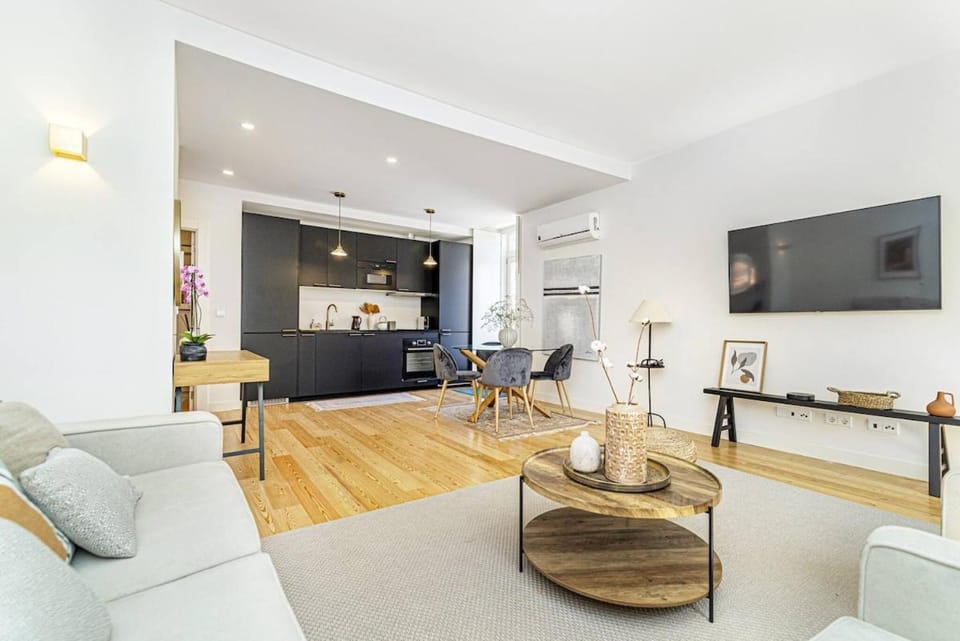 TV and multimedia, Kitchen or kitchenette, Living room, Dining area, air conditioner