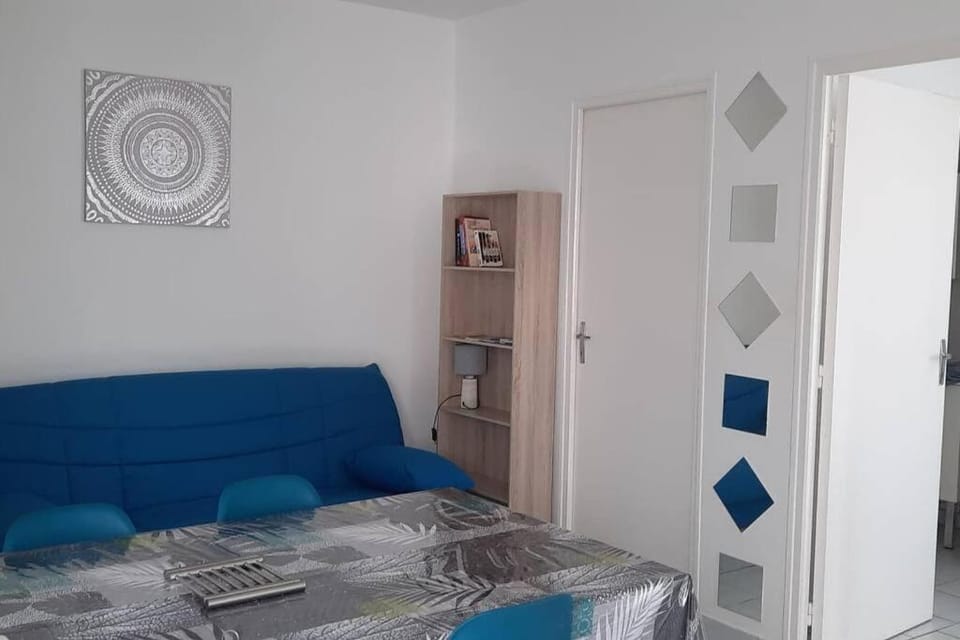 Bed, Seating area