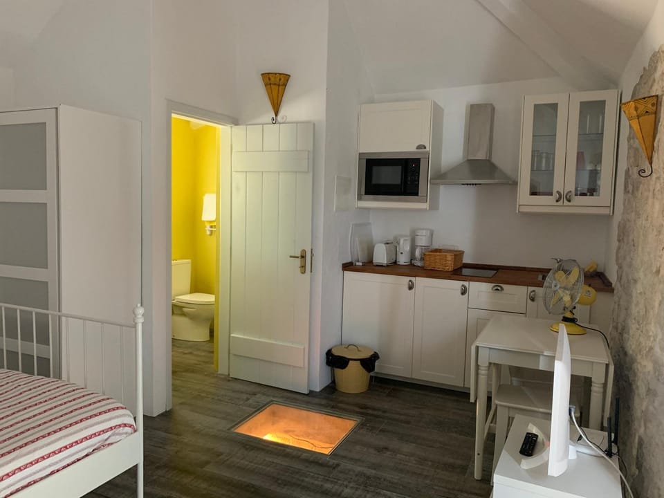 Bed, Kitchen or kitchenette, Bedroom, minibar, oven