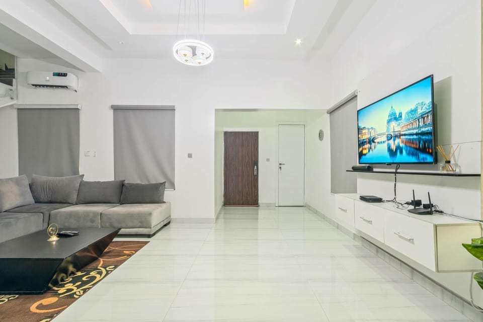 Communal lounge/ TV room, TV and multimedia, Living room, Seating area, Evening entertainment, air conditioner