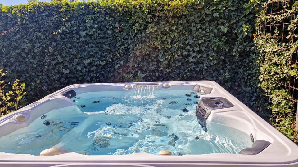 Hot Tub, Hot Tub