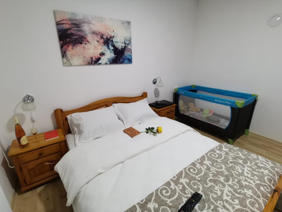 Bed, Photo of the whole room, Bedroom, cot