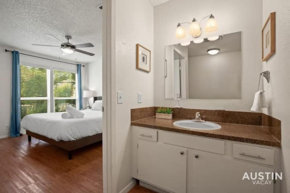 WFH in Relaxing Clarksville Townhome with Parking Apartment in Austin
