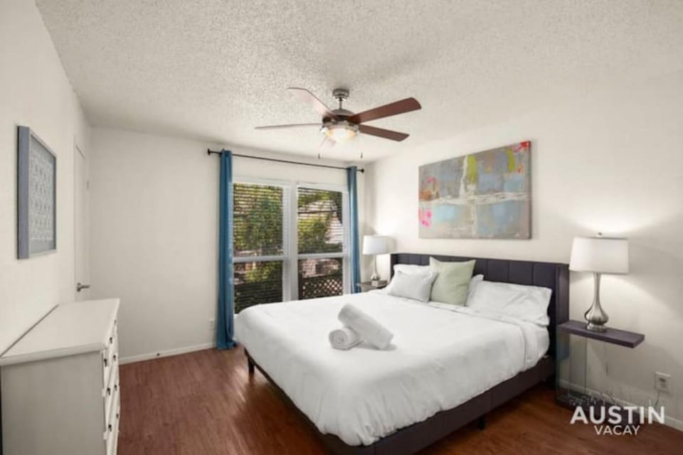 WFH in Relaxing Clarksville Townhome with Parking Apartment in Austin
