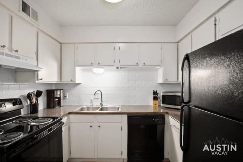 WFH in Relaxing Clarksville Townhome with Parking Apartment in Austin