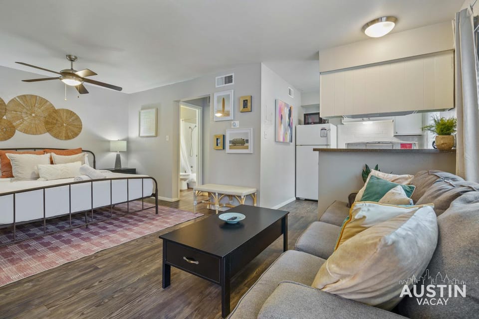 Downtown Free Parking Fully Equipped Kitchen Apartment in Austin