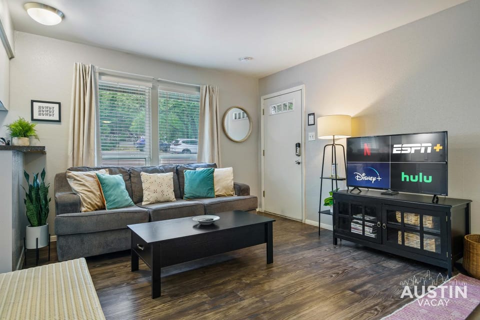 Downtown Free Parking Fully Equipped Kitchen Apartment in Austin