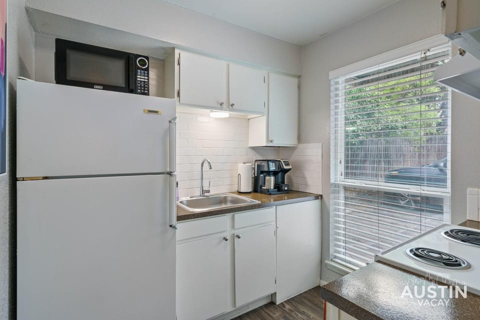 Downtown Free Parking Fully Equipped Kitchen Apartment in Austin