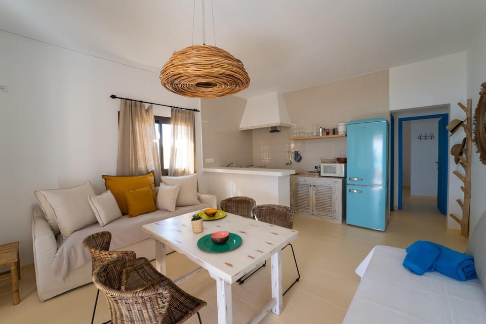 Kitchen or kitchenette, Living room, Photo of the whole room, Seating area, Dining area, minibar, stove