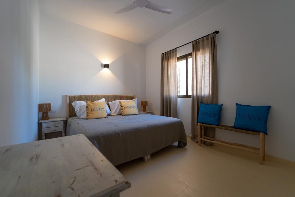 Bed, Photo of the whole room, Bedroom, fireplace
