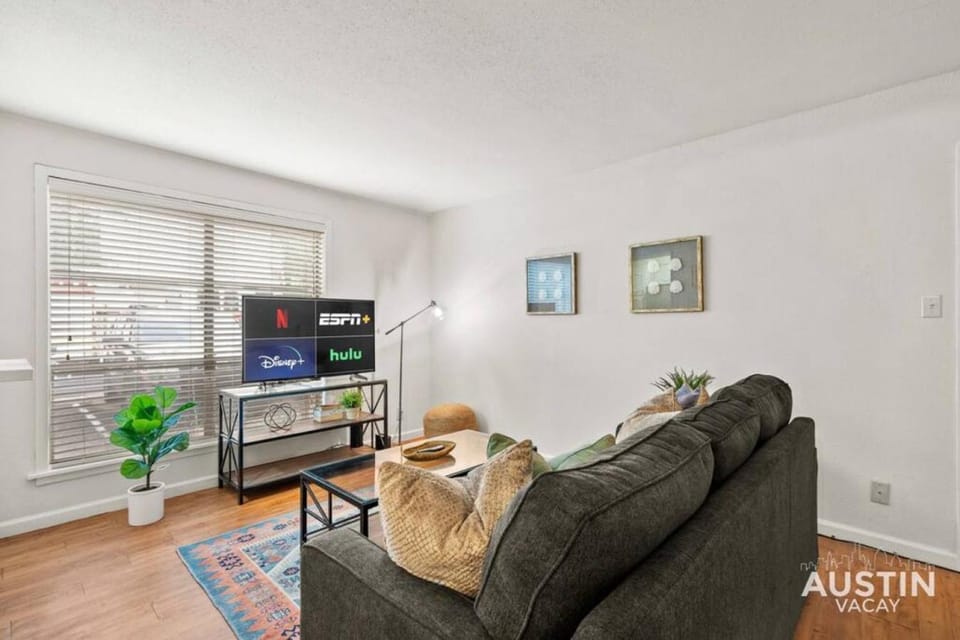 Nice Quiet Downtown Apt Pool Free Parking Apartment in Austin