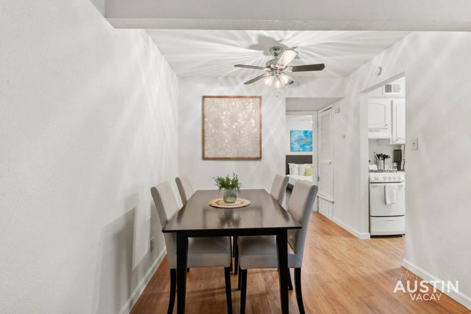 Nice Quiet Downtown Apt Pool Free Parking Apartment in Austin