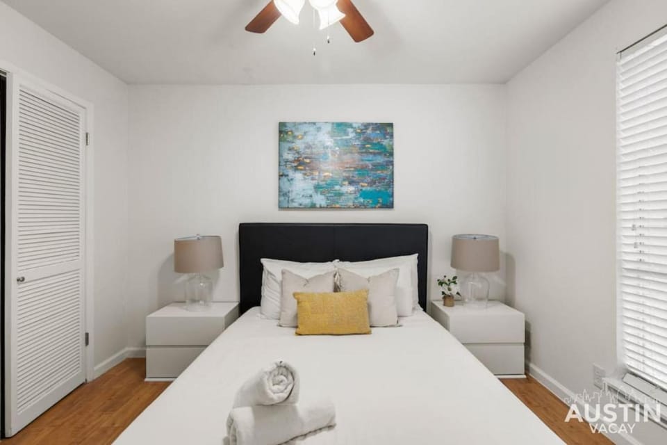 Nice Quiet Downtown Apt Pool Free Parking Apartment in Austin
