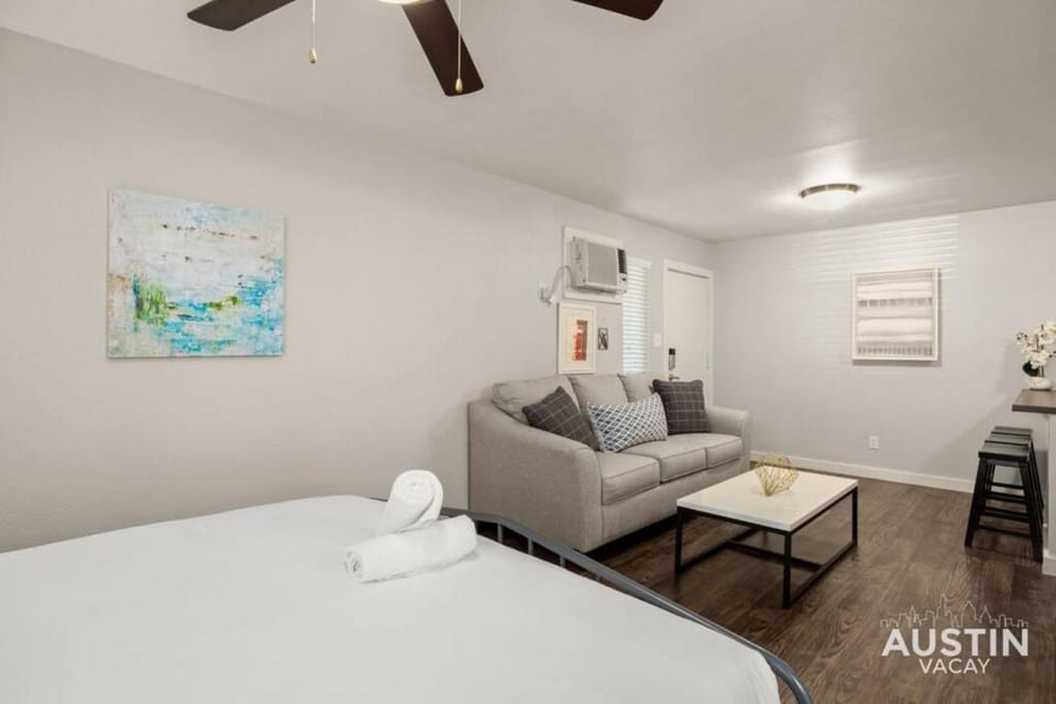 Walk To Zilker King Bed Pool Free Parking Apartment in Zilker
