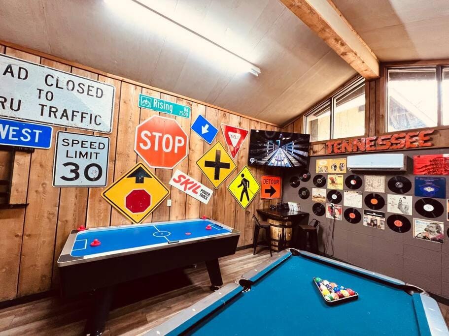 Bourbon Hollow Lodge with Hot Tub and Pool plus Game Room only 5 min to downtown House in Gatlinburg