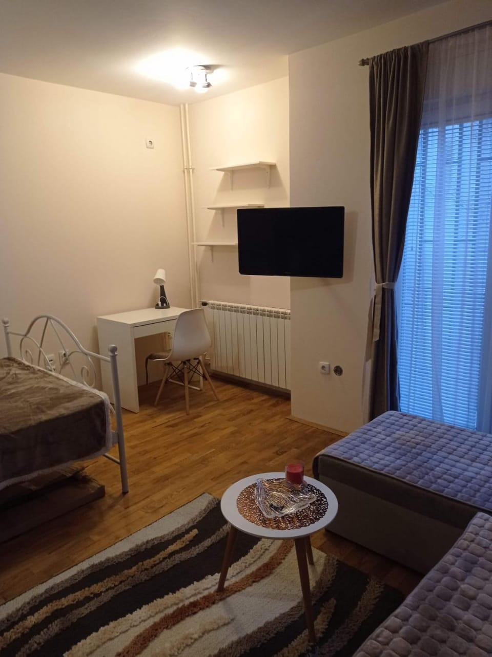 TV and multimedia, Living room, Photo of the whole room, hair dresser, internet