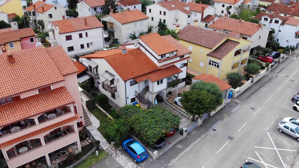 Property building, Neighbourhood, Bird's eye view, Location, Parking